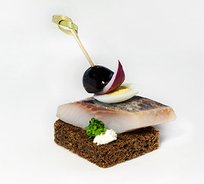 Черный тост со слабосоленой селедочкой (от 10 штук)