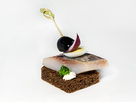 Черный тост со слабосоленой селедочкой (от 10 штук)