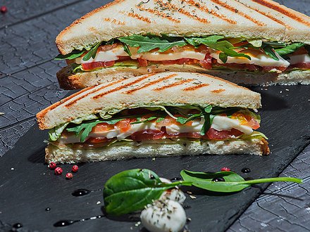 Сэндвич "Капрезе" с сыром Моцарелла и томатами (от 6 штук)