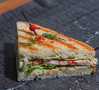 Мини-сэндвич с сыром Фета, печеными баклажанами и свежим огурцом (от 12 штук)