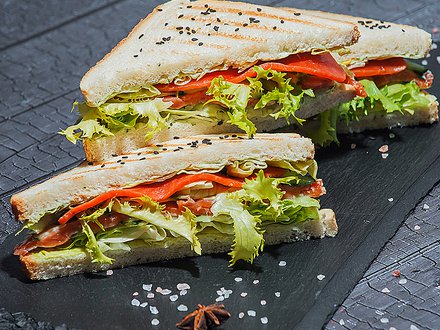 Сэндвич с лососем, салатным листом и сливочным сыром (от 6 штук)