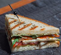 Мини-сэндвич "Капрезе" с сыром "Моцарелла" и спелыми томатами (от 12 штук)