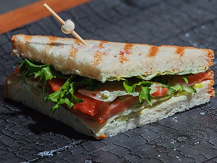 Мини-сэндвич со слабосоленым лососем, салатом и крем сыром (от 12 штук)