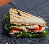 Мини-сэндвич "Цезарь" с куриным филе и свежими овощами (от 12 штук)