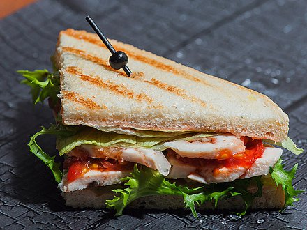 Мини-сэндвич "Цезарь" с куриным филе и свежими овощами (от 12 штук)