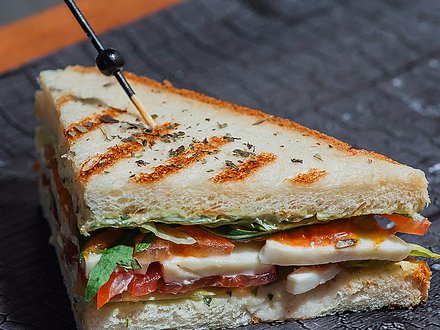 Мини-сэндвич "Капрезе" с сыром "Моцарелла" и спелыми томатами (от 12 штук)