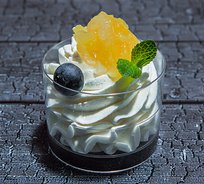 №07 Ванильный мусс с грушевым конфитюром и свежей голубикой (от 10 штук)