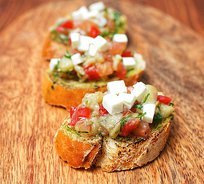 Мини-брускетта с печеными баклажанами и сыром Фета (от 10 штук)