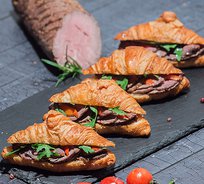 Круассан с ростбифом, рукколой и соусом Витело-тонато (от 10 штук)