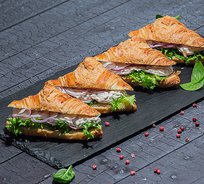 Круассан с салатом из тунца с лепестками редиса (от 10 штук)