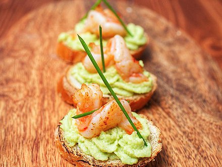 Мини-брускетта с Гуакамоле и креветкой-гриль (от 10 штук)