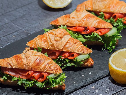 Круассан с лососем, огурцом и крем сыром (от 10 штук)