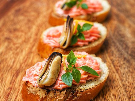 Мини-брускетта с муссом из лосося и мидиями (от 10 штук)