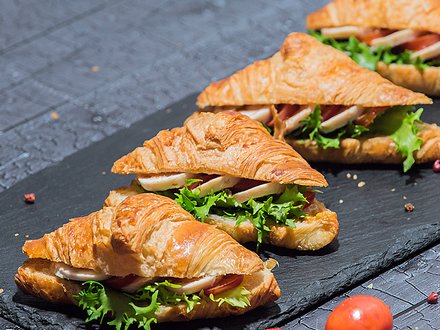 Круассан "Цезарь" с куриным филе и спелыми томатами (от 10 штук)