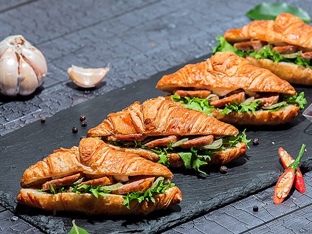 Круассан с пряной бужениной и пикулями (от 10 штук)