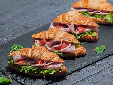 Круассан с ветчиной, вялеными томатами и крем сыром (от 10 штук)