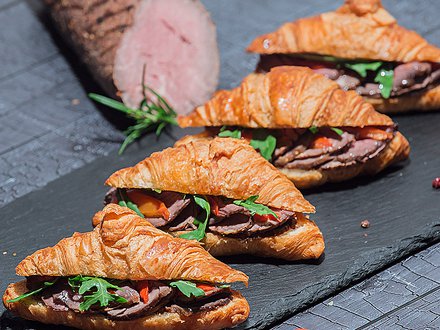 Круассан с ростбифом, рукколой и соусом Витело-тонато (от 10 штук)