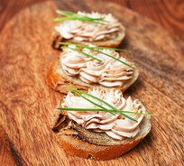 Мини-брускетта с муссом из вяленых томатов (от 10 штук)