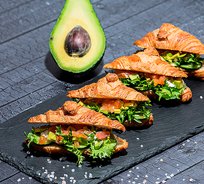 Круассан со свежим огурцом, авокадо и томатами (от 10 штук)