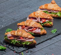 Круассан с ветчиной, вялеными томатами и крем сыром (от 10 штук)
