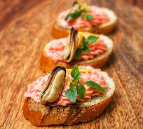 Мини-брускетта с муссом из лосося и мидиями (от 10 штук)