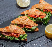 Круассан с лососем, огурцом и крем сыром (от 10 штук)