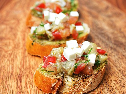 Мини-брускетта с печеными баклажанами и сыром Фета (от 10 штук)