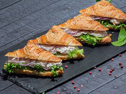 Круассан с салатом из тунца с лепестками редиса (от 10 штук)