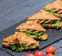 Круассан "Цезарь" с куриным филе и спелыми томатами (от 10 штук)