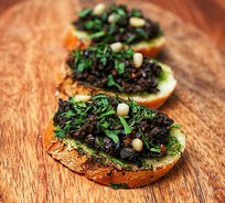 Мини-брускетта с тапенадой (от 10 штук)