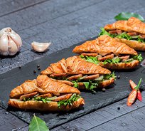 Круассан с пряной бужениной и пикулями (от 10 штук)