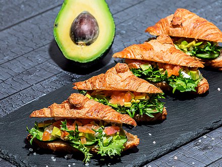 Круассан со свежим огурцом, авокадо и томатами (от 10 штук)