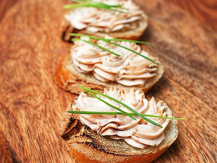 Мини-брускетта с муссом из вяленых томатов (от 10 штук)