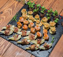 Поднос №14. Ассорти закусок с мясом индейки и утки "Гламур" (40 шт., 4 вида)