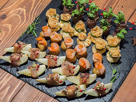 Поднос №14. Ассорти закусок с мясом индейки и утки "Гламур" (40 шт., 4 вида)