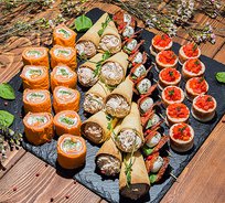 Поднос №13. Ассорти закусок из мяса и птицы "Легкость" (40 шт., 4 вида)