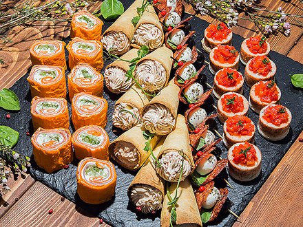 Поднос №13. Ассорти закусок из мяса и птицы "Легкость" (40 шт., 4 вида)