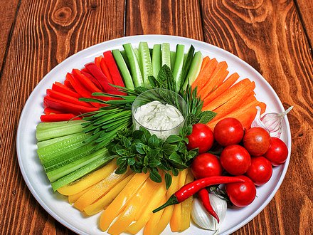 Крудите из свежих овощей с соусом "Блю чиз"