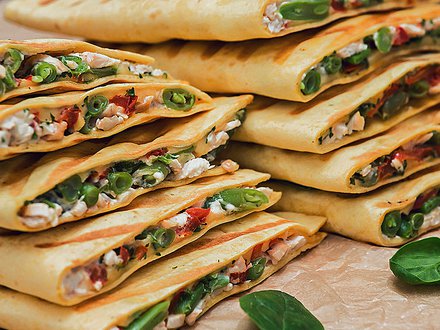 Кесадилья с курицей и овощным рататуем (от 10 штук)