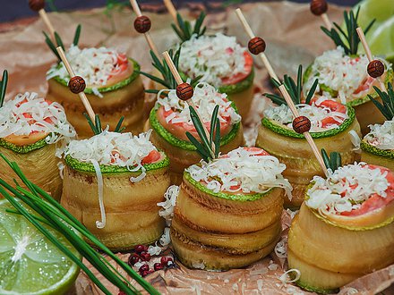 Рулетики из лосося с цукини и пармезаном (от 10 штук)