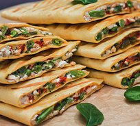 Кесадилья с курицей и овощным рататуем (от 10 штук)