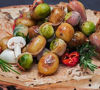 Брошет  с картофелем - беби, брюссельской капустой  и ломтиком бекона ( от 10 порций)