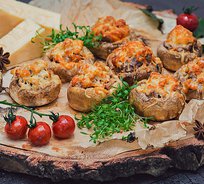 Запеченные шампиньоны с мясом под сырной шапкой (от 10 штук)