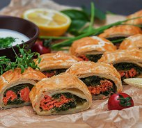 Штрудель с нежным лососем, сыром и шпинатом подается с соусом бешамель (от 10 штук)
