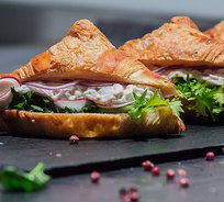 Французский круассан с салатом из тунца