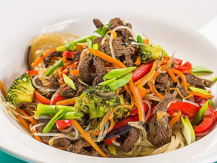 Салат фунчоза с говядиной