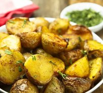 Картофель запеченный с ароматными травами и чесноком