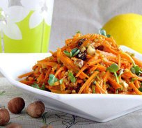 Салат из моркови с яблоком, медом и грецким орехом