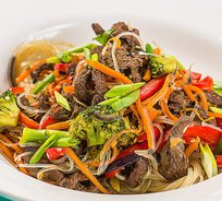 Салат фунчоза с говядиной