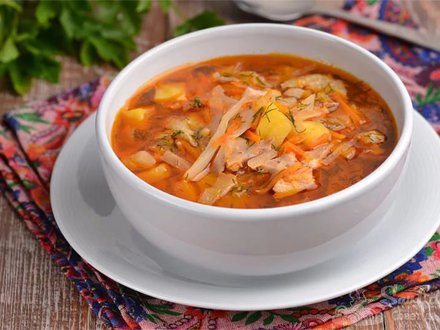 Щи из свежей капусты с курицей и сметаной